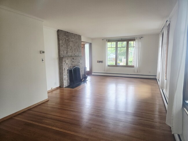 Building Photo - 4013 Bagley Ave N