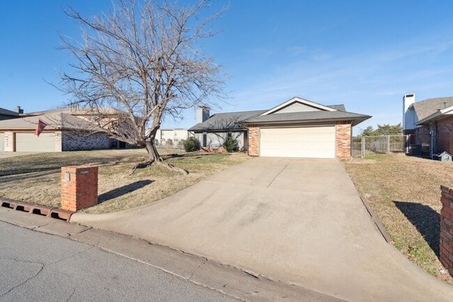 Building Photo - 3-Bedroom Home Near Dining, Shopping & Broadway Extension