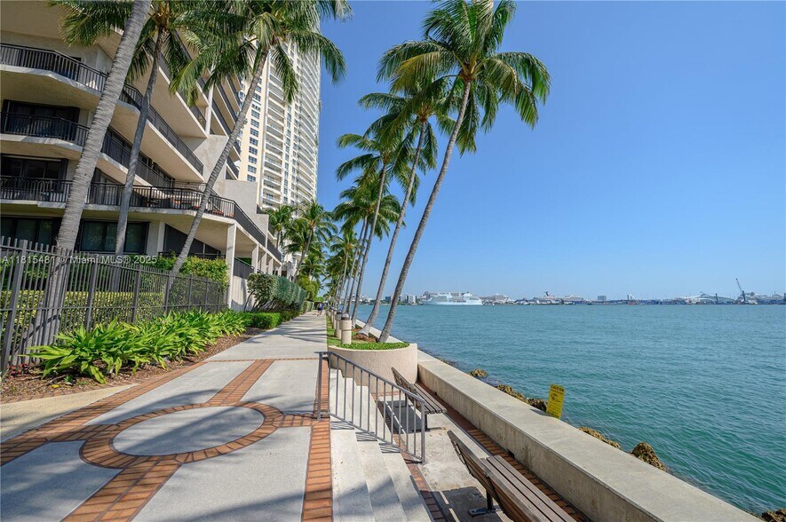 Building Photo - 540 Brickell Key Dr