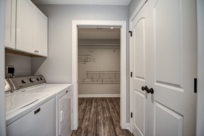 Building Photo - Like New 3 Bedroom Town Home