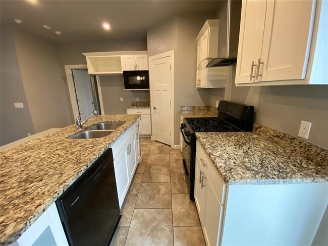 Building Photo - 809 Lakeview Dr