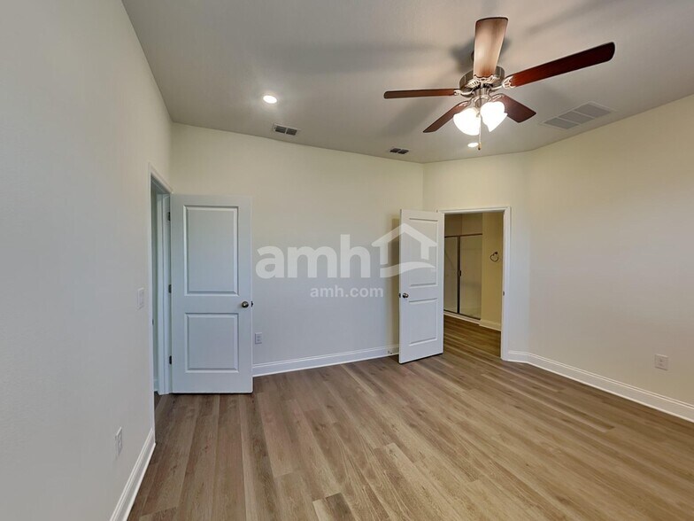 Building Photo - 3691 Lk Blf Lp
