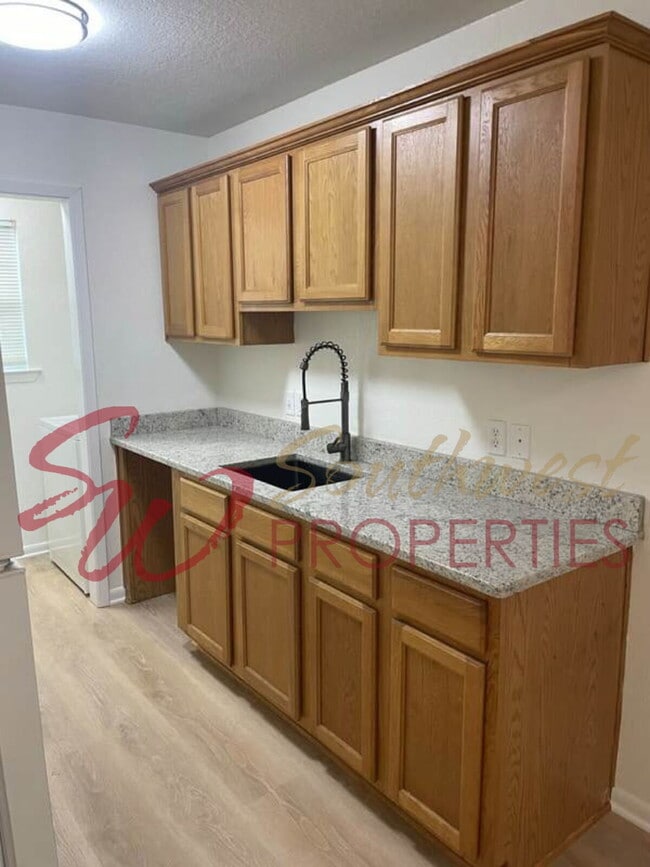 Building Photo - Charming, updated and bright home with private yard!