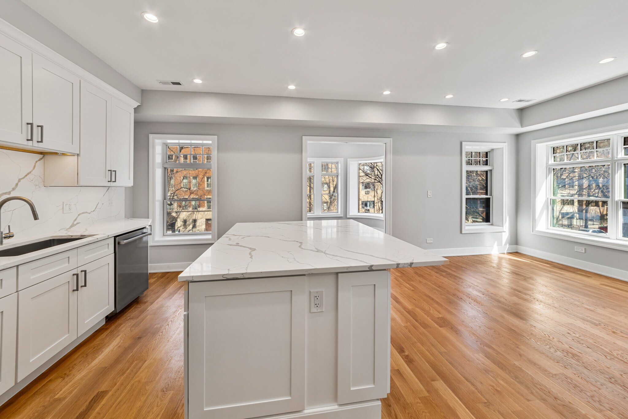 Building Photo - 935 W Winona St