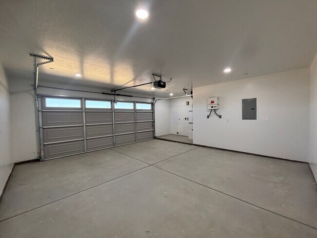 Building Photo - 9941 N Loop Blvd
