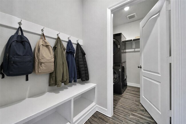 Building Photo - 331 Silver Carp Trl