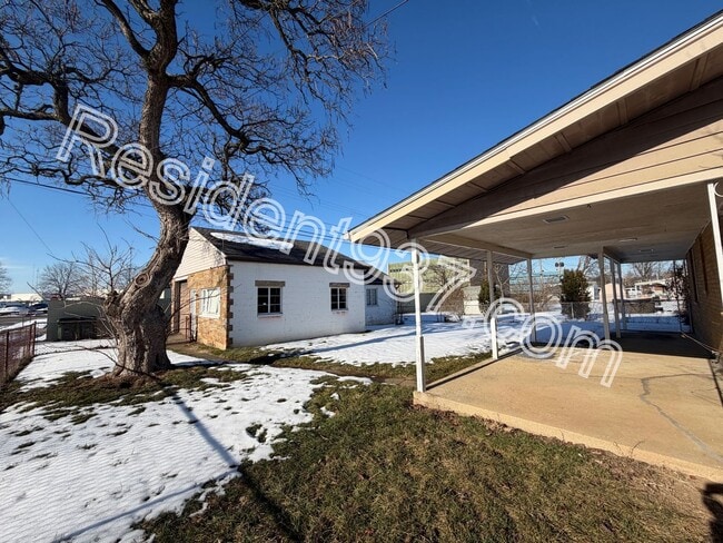 Building Photo - 2 Bed 1 bath with 500 SQ FT DETACHED GARAGE/WORKSHOP