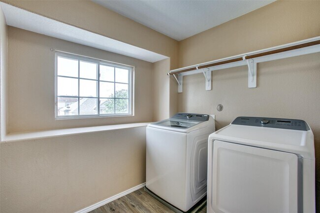 Building Photo - 9907 Valance Way