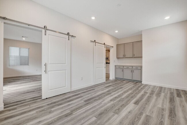 Building Photo - Spacious 3-Bed Summerlin Home with Den, Lo...