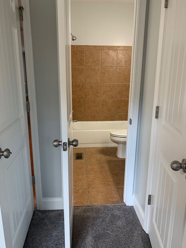 Building Photo - Lovely Eastside Townhome Condo Near Vet School- 3BR/3BATH!