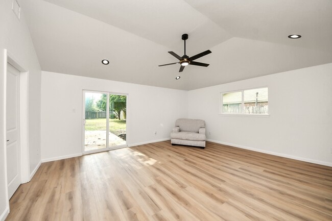 Building Photo - 2407 Crestdale Dr