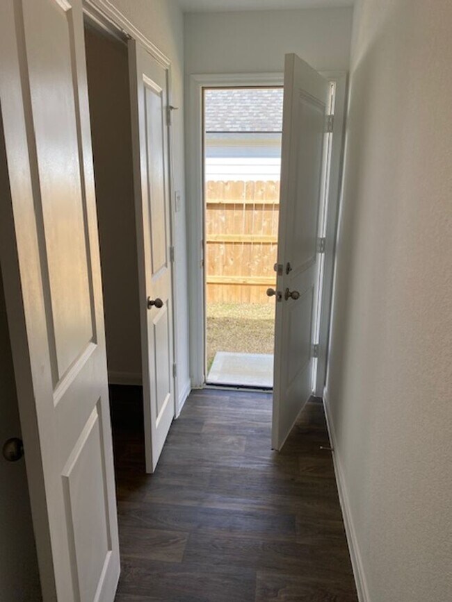 Building Photo - Stunning 3 bedroom, 2 bath home with a del...