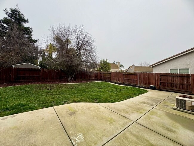 Building Photo - Spacious 3 Bedroom 3 Full Bathrooms Available Now!