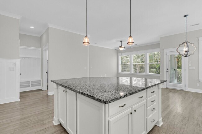 Building Photo - Newly Refreshed Single Story Home in Carol...