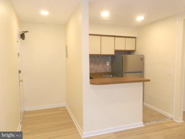 Building Photo - 513 12th St NE