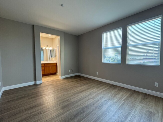 Building Photo - 3 Bed 2.5 Bath plus extra room Townhouse Style Condo / Attached 2 Car Garage