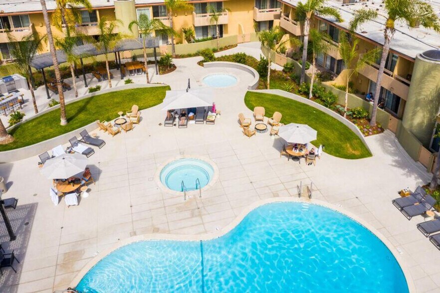 Building Photo - 514 Via De La Valle