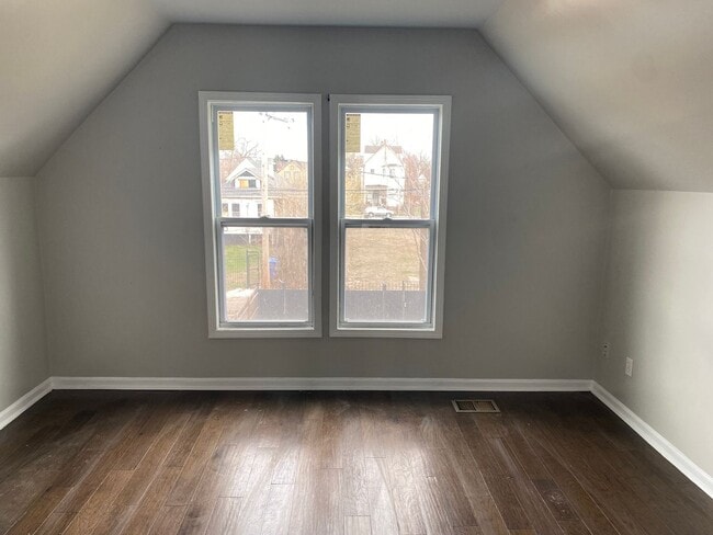 Building Photo - 4 bed -room house