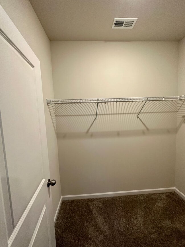 Building Photo - Elegant Townhome located in Ballantyne!