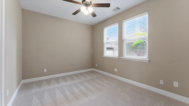 Building Photo - 922 W 20th St