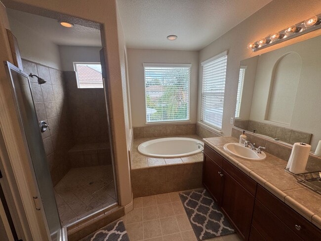 Building Photo - 5 Bed / 3.5 Bath | Elk Grove Single Family...