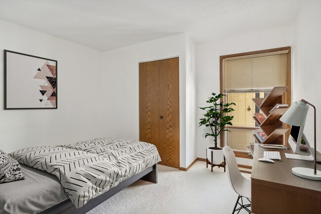 Building Photo - 6610 Pinehurst Ct