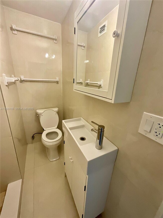 Building Photo - 1612 NE 2nd Ct