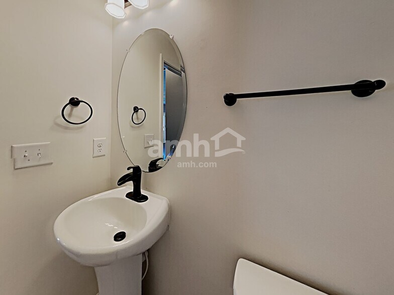 Building Photo - 702 White Oak Dr