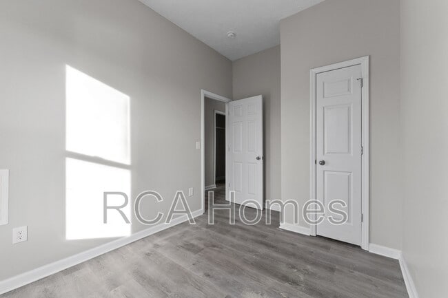 Building Photo - 2910 N Kenwood Ave