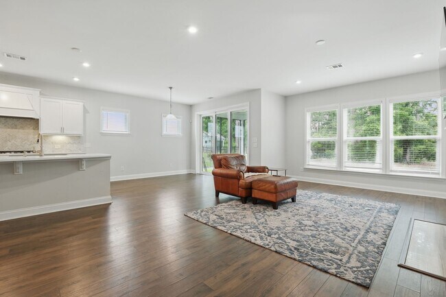 Building Photo - Spacious 5 Bedroom Home in Richmond Hill’s Waterways Community