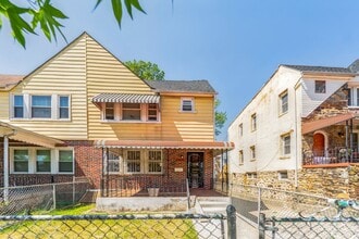 Building Photo - Narcissus