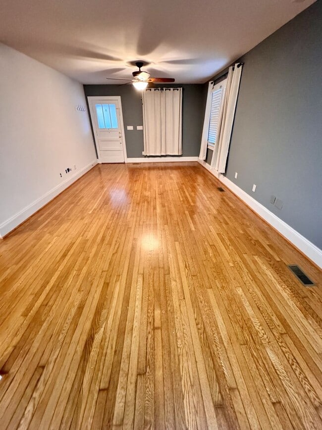 Building Photo - OAKLETTE