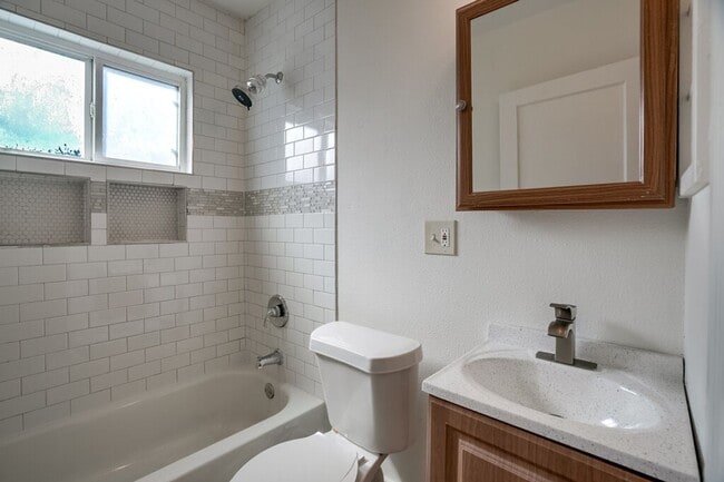 Building Photo - 2933 Moss St