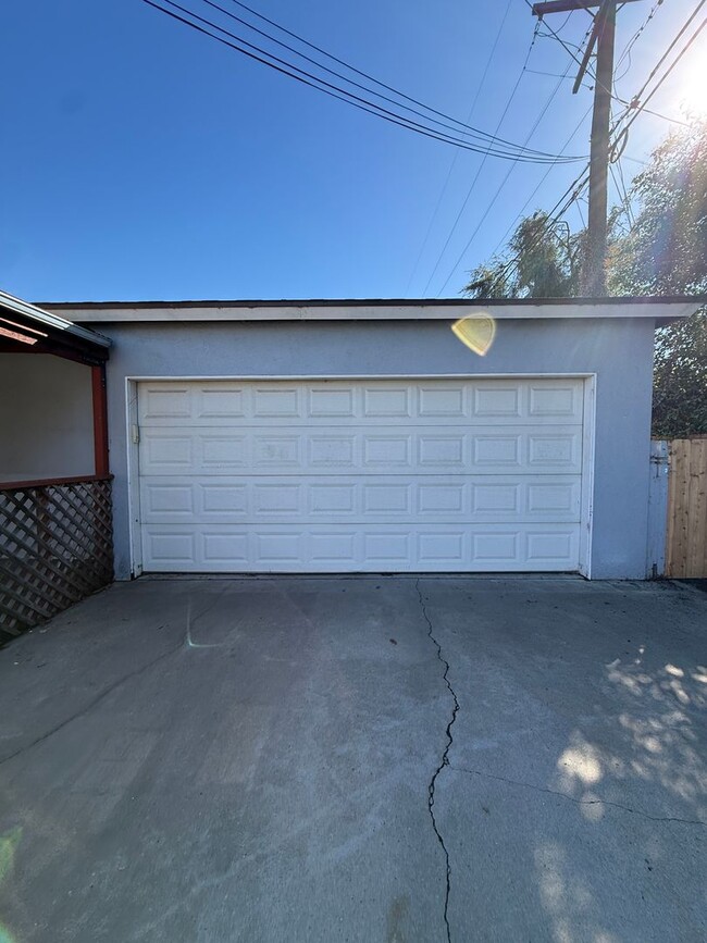 Building Photo - Centrally Located Single Story Ranch Style...