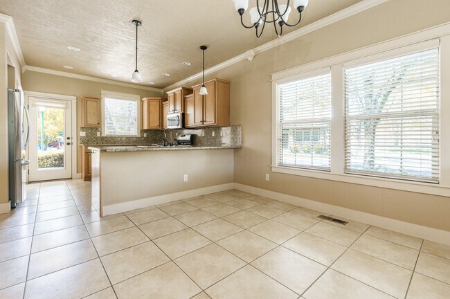 Building Photo - 994 E Winding Creek Dr