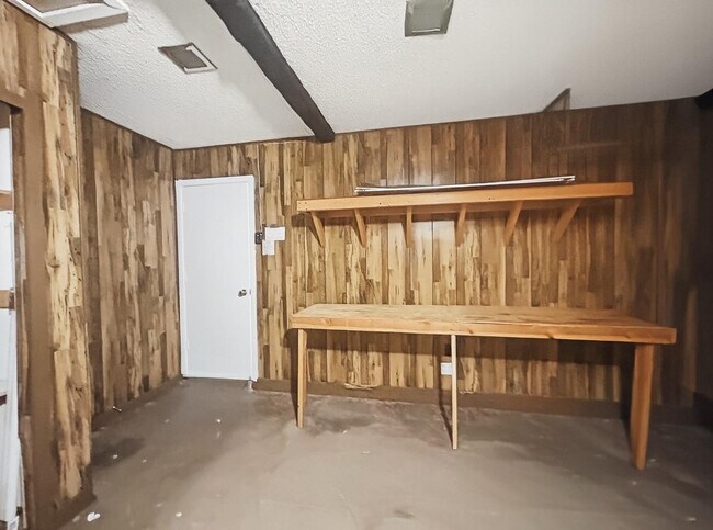 Building Photo - 1248 E Bishop Dr