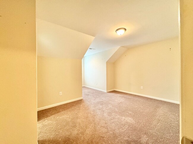 Building Photo - 3 Bedroom End Unit in Robyn's Glen !