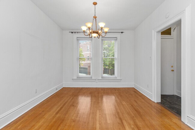 Building Photo - 1903 W Evergreen Ave