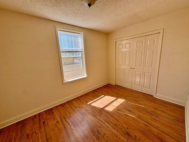 Building Photo - 114 E Rogers St