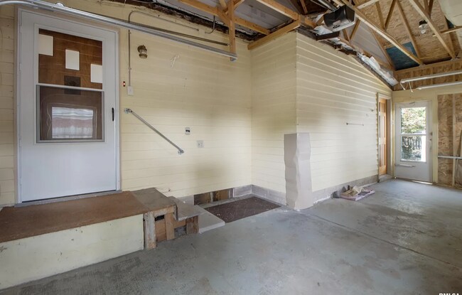 Building Photo - Charming Ranch Home With Attached Garage in Galesburg!