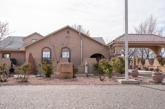 Building Photo - Desert Oasis – Furnished Executive Room in...