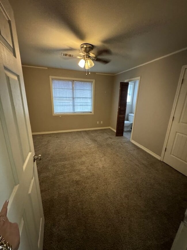 Building Photo - Mid April Move In