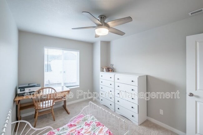 Building Photo - 5587 NW Torchcrest Pl