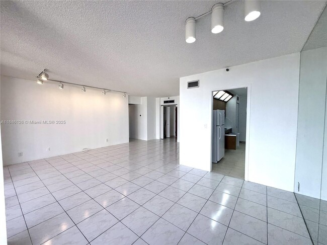 Building Photo - 19355 Turnberry Way