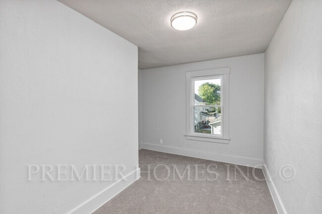 Building Photo - 3 Bed Home with Private Parking & Yard – $1,495/mo