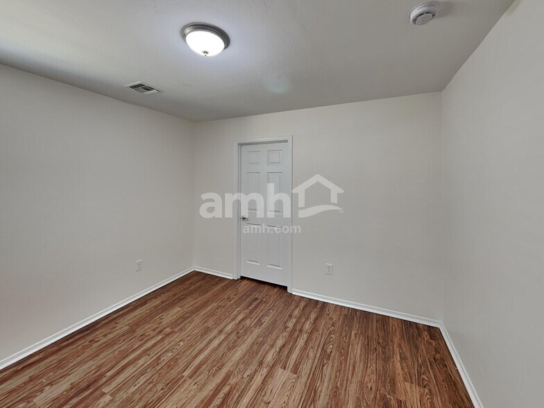 Building Photo - 207 W Calle Matraca