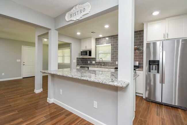 Building Photo - 7926 Ridgeview Dr