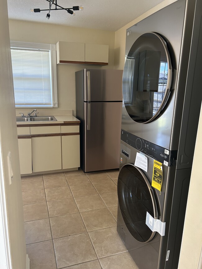 Washer/dryer - 6793 4th St