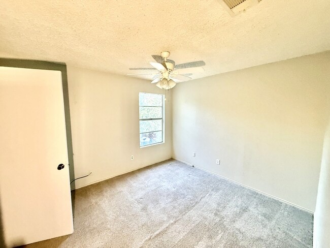 Building Photo - 933 NW Summercrest Blvd