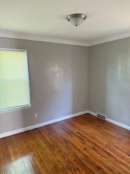 Building Photo - 9525 Robson St